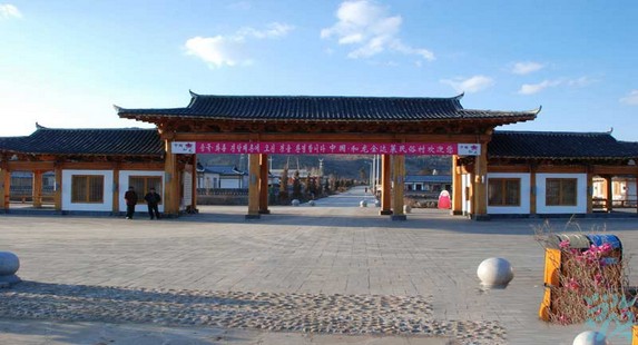 金达莱民俗村位于延边朝鲜族自治州和龙市境内是集旅游休闲体验农家乐